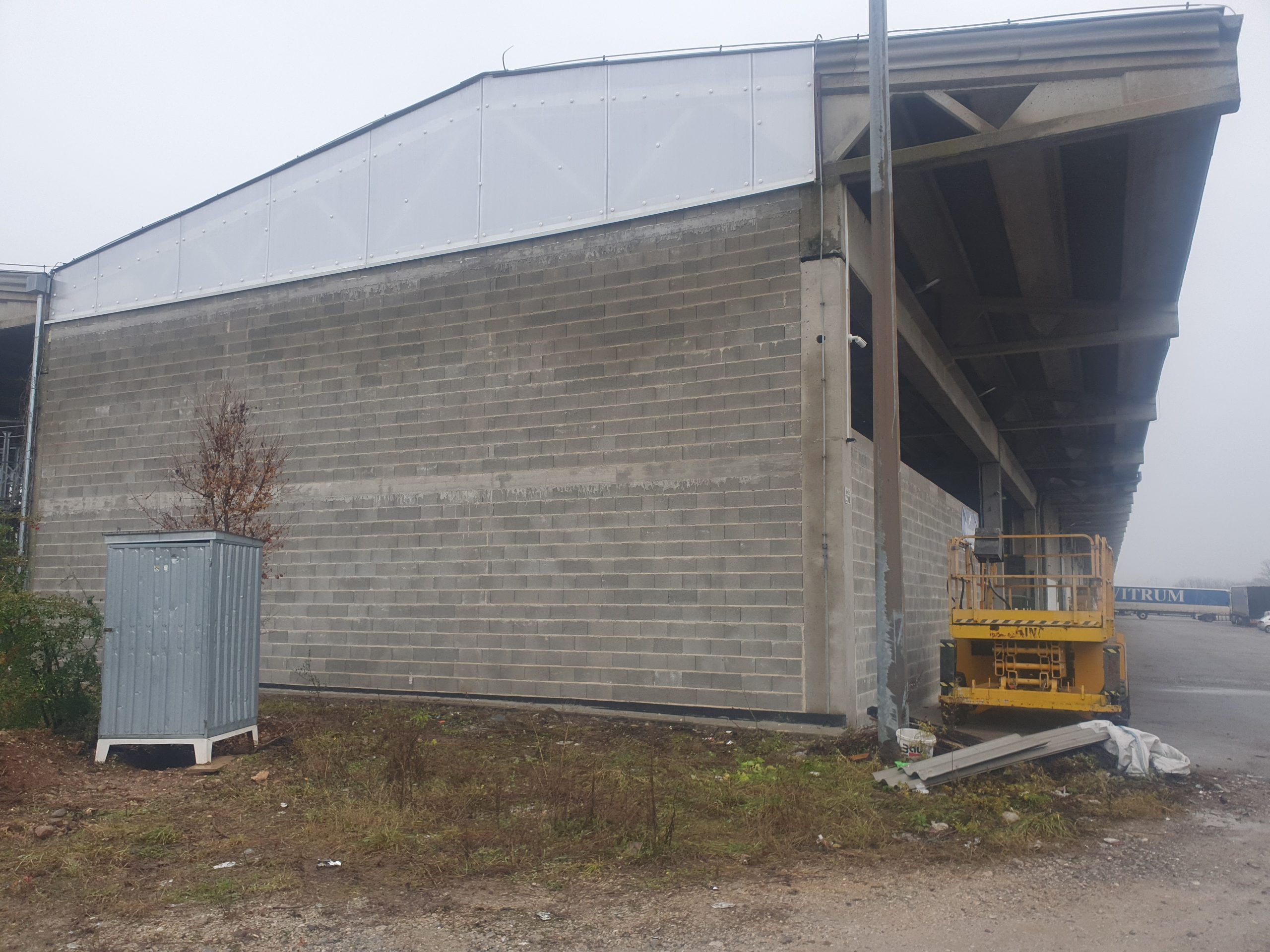 Obzidana industrijska hala