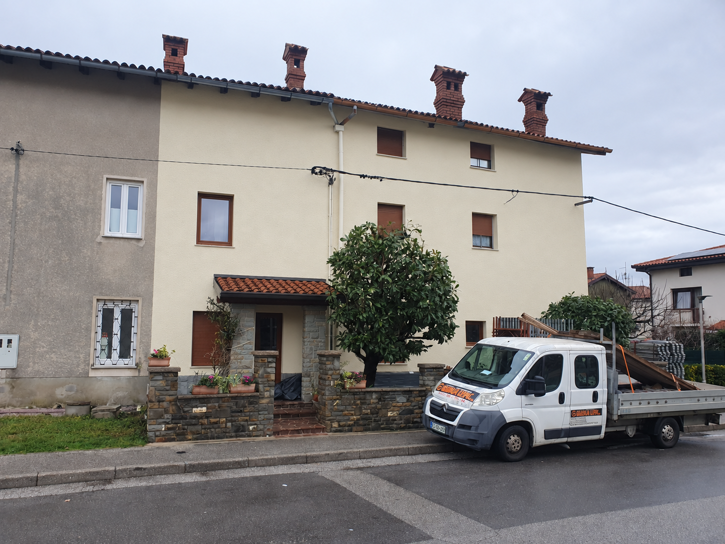 Pobarvana fasada stanovanjske hiše